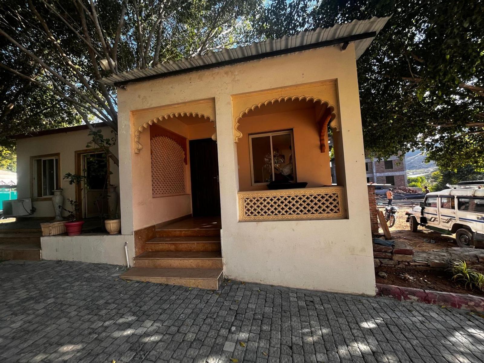 Lokesh Hotel Talai  Экстерьер фото